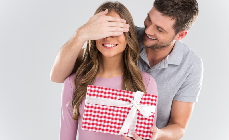 man-giving-a-gift-to-a-woman